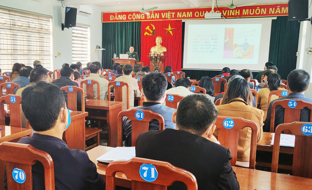 Lãnh đạo Đồn biên phòng cửa khẩu cảng Hòn Gai giới thiệu những nội dung cơ bản của Luật Biên phòng.