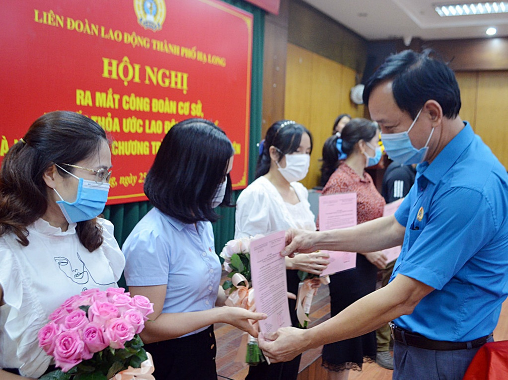 Ông Phạm Ngọc Hưng, Chủ tịch LĐLĐ TP Hạ Long, trao quyết định công nhận cho đại diện CĐCS nhân dịp Tháng công nhân, tháng 5/2021.