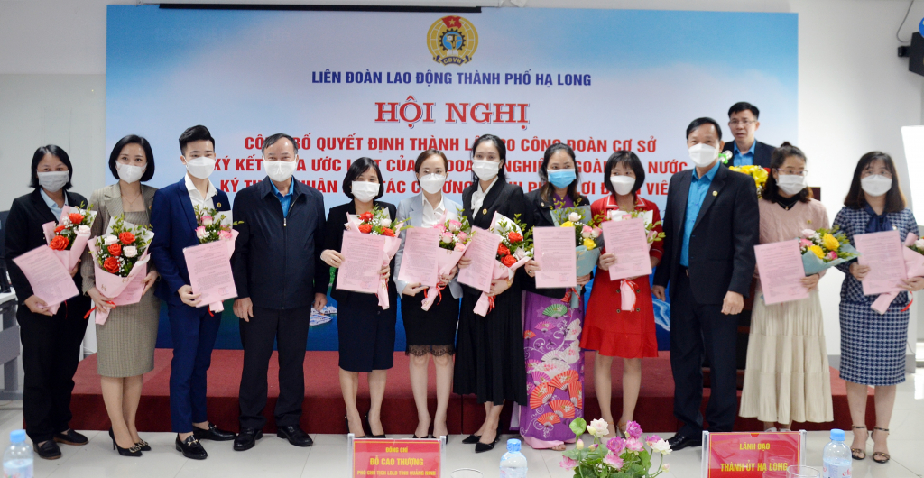 Lãnh đạo LĐLĐ tỉnh và LĐLĐ TP Hạ Long cùng đại diện của BCH CĐCS nhận quyết định tại lễ công bố thành lập 20 CĐCS trên địa bàn TP Hạ Long, tháng 12/2021.
