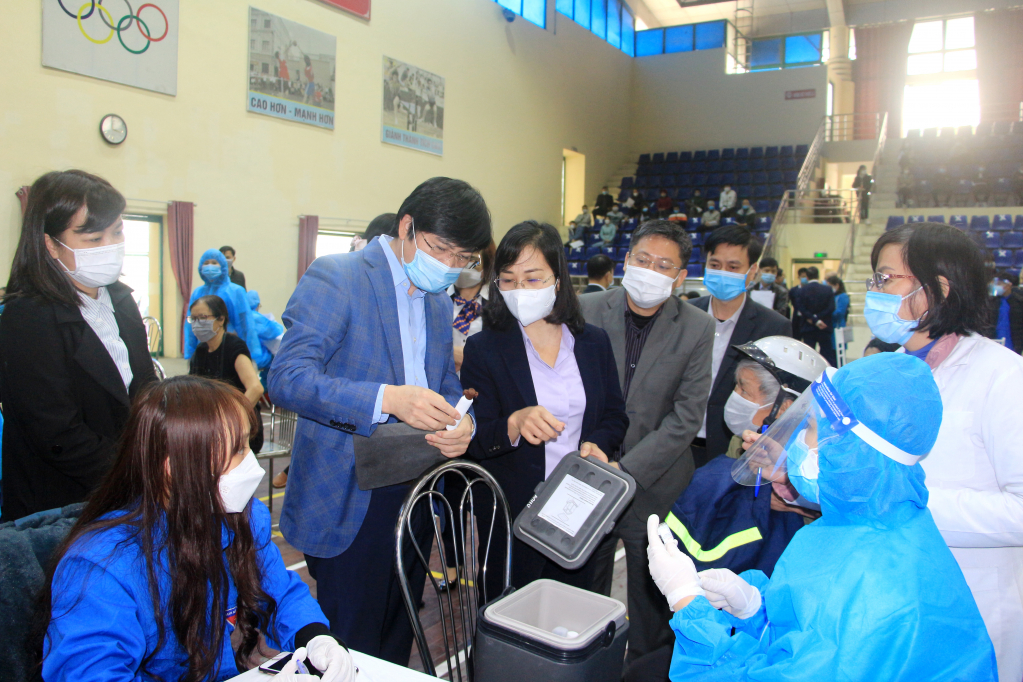 Đồng chí Trịnh Thị Minh Thanh, Phó Bí thư Tỉnh ủy, kiểm tra quy trình bảo quản vắc xin tại điểm tiêm phường Cẩm Thủy, Cẩm Thạch (TP Cẩm Phả).