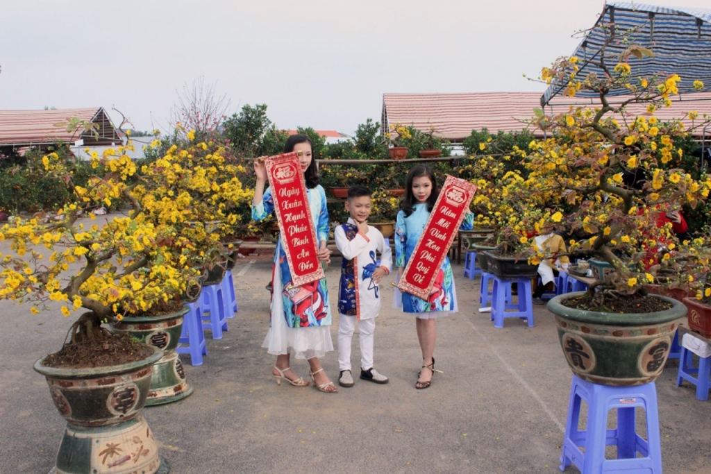 Chợ hoa xuân là một nét không thể thiếu được ở Móng Cái dịp tết đến, xuân về. Ảnh: Vi Thu