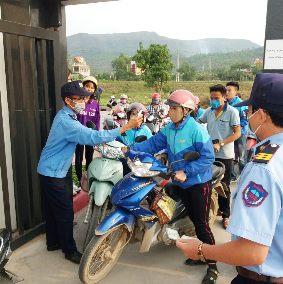 Tết này, 300 công nhân lao động tại KCN Đông Mai sẽ được tham gia Tết sum vầy-Xuân Bình an (Trong ảnh: Đo thân nhiệt cho CNLĐ trong KCN Đông Mai trước khi vào làm việc)