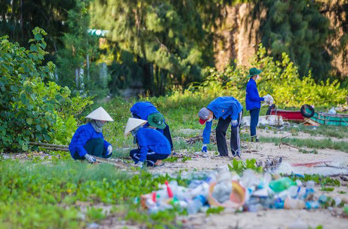 Đội sinh viên tình nguyện Trường Đại học Công nghiệp Quảng Ninh tham gia dọn vệ sinh trên địa bàn xã Cái Chiên (Hải Hà). Ảnh: tinhdoanquangninh.vn