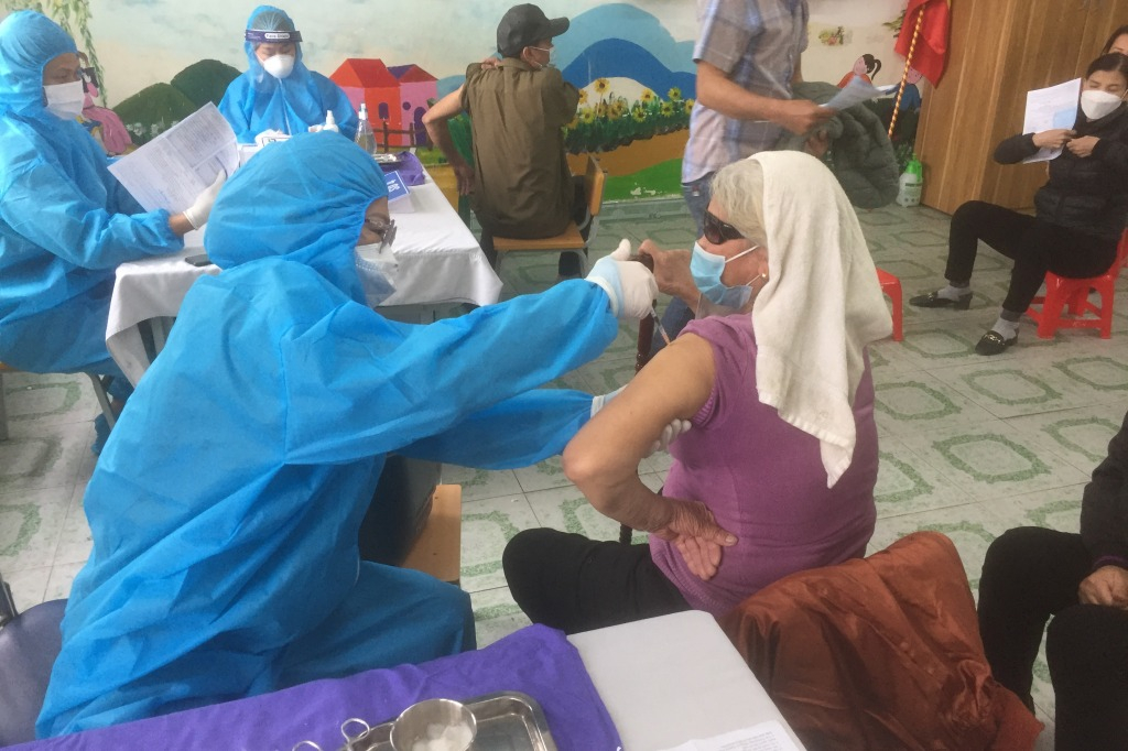 TX Đông Triều tiêm mũi 3 vaccine phòng Covid-19 cho nhân dân