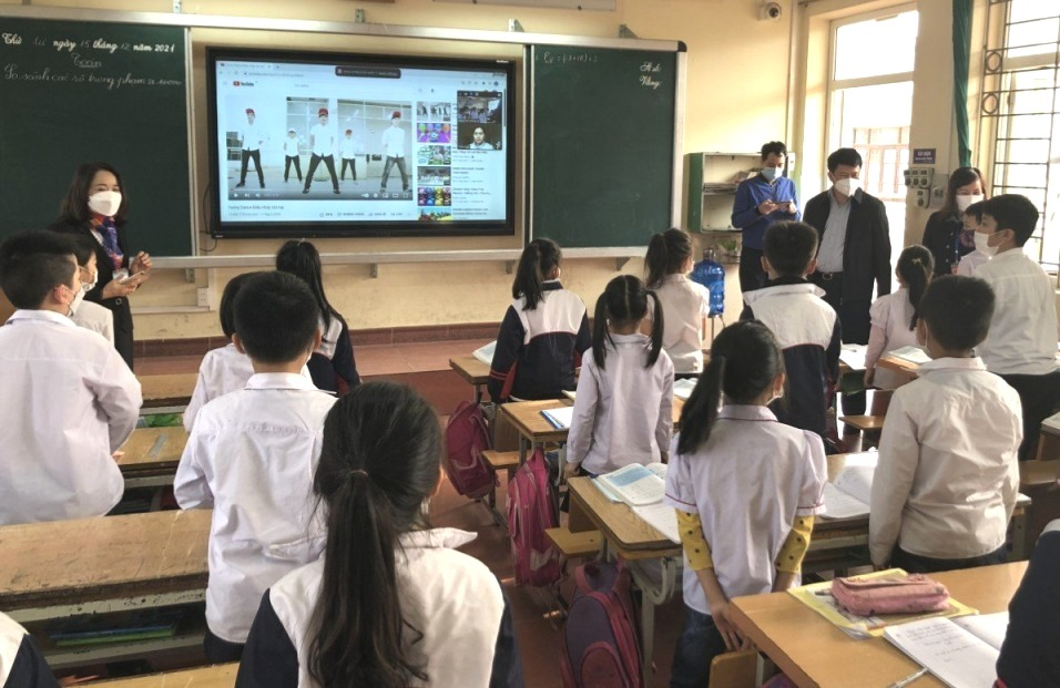 Lãnh đạo TP Hạ Long và phường Giếng Đáy kiểm tra công tác phòng chống dịch tại Trường Tiểu học Lý Thường Kiệt.