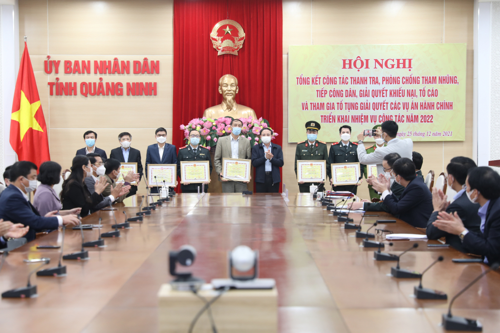 Đồng chí Nguyễn Xuân Ký- Ủy viên Trung ương Đảng, Bí thư Tỉnh ủy, Chủ tịch HĐND tỉnh tặng bằng khen cho các tập thể xuất sắc trong công tác thanh tra, phòng chống tham nhũng, tiếp công dân, giải quyết khiếu nại, tố cáo, giải quyết vụ án hành chính