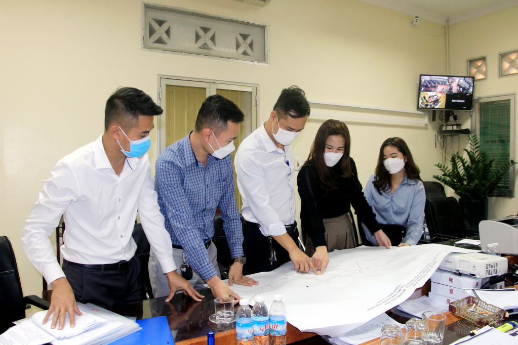 Trung tâm PTQĐ TX Quảng Yên rà soát các dự án cần GPMB để bàn giao cho nhà thầu thi công, đảm bảo tiến độ giải ngân vốn đầu tư công năm 2022. Ảnh: Mạnh Trường