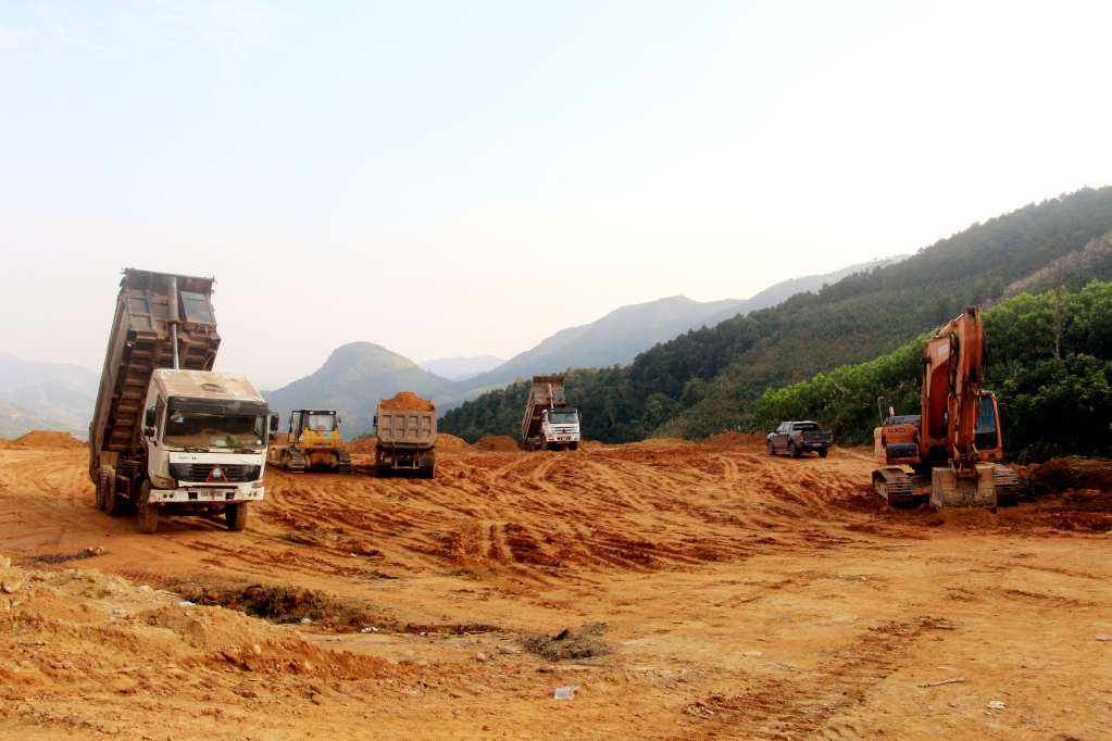 Liên danh đơn vị nhà thầu thi công tuyến đường nối xã Đại Dực sang Đại Thành cũ (huyện Tiên Yên). Ảnh: Mạnh Trường