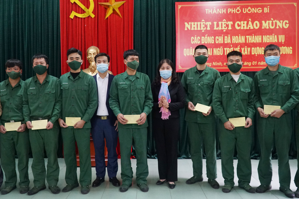 TP Uông Bí tổ chức đón nhận quân nhân hoàn thành NVQS trở về địa phương.