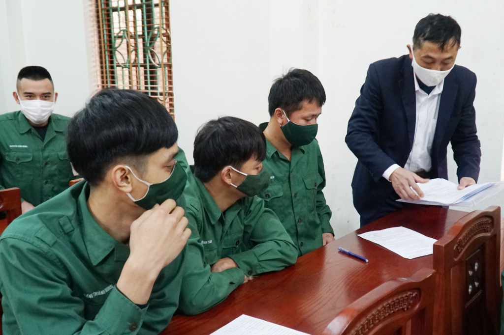 Các doanh nghiệp, trường đào tạo nghề tư vấn, giới thiệu việc làm cho quân nhân hoàn thành NVQS trở về địa phương. (Tại TP Uông Bí).