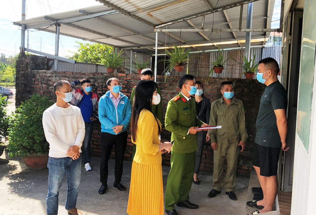 Lực lượng chức năng TP Móng Cái tuyên truyền nhân dân thực hiện mô hình