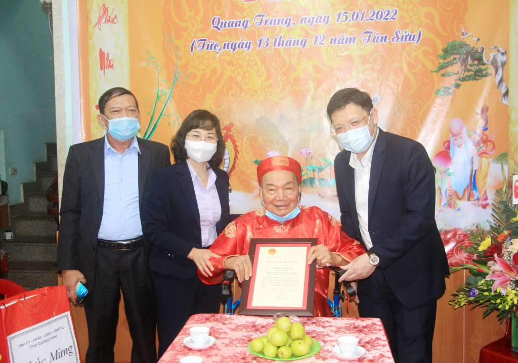 Đồng chí Trịnh Thị Minh Thanh, Phó Bí thư Tỉnh ủy trao thiếp mừng thọ 100 tuổi của Chủ tịch Nước cho bà Lê Thị Hiến, khu Phú Thành Tây, phường Yên Thanh, TP Uông Bí.