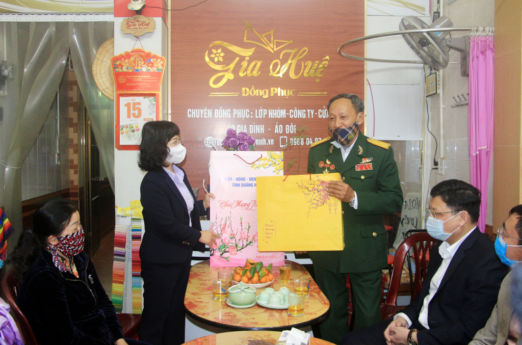 Đồng chí Trịnh Thị Minh Thanh, Phó Bí thư Tỉnh ủy, tặng quà, chúc Tết ông Dương Đức Lợi, thương binh hạng 3/4 ở Khu 6, phường Quang Trung, TP Uông Bí.