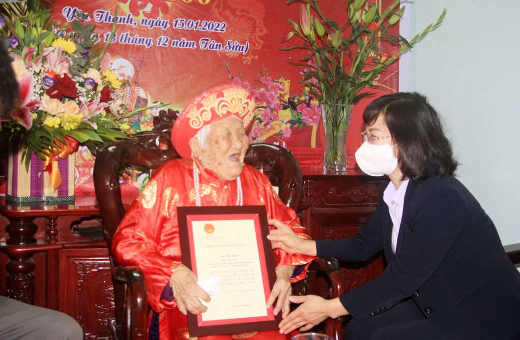 Đồng chí Trịnh Thị Minh Thanh, Phó Bí thư Tỉnh ủy trao thiếp mừng thọ 100 tuổi của Chủ tịch nước cho Lê Thị Hiến ở Khu Phú Thanh Tây, phường Yên Thanh, TP Uông Bí.