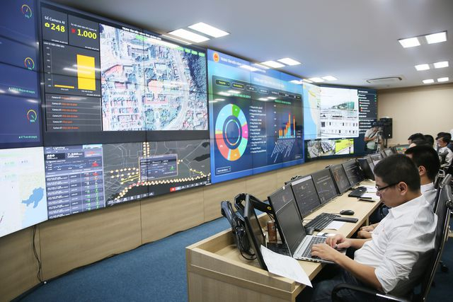 Các thông tin, số liệu trong nhiều ngành, lĩnh vực được hệ thống hiển thị thông minh nhiều lớp trên bản đồ GIS tại Trung tâm Điều hành thành phố thông minh. Ảnh Minh Hà