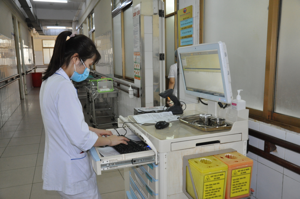 Nhập dữ liệu cấp phát thuốc cho bệnh nhân tại xe tiêm thông minh của Bệnh viện Đa khoa tỉnh.
