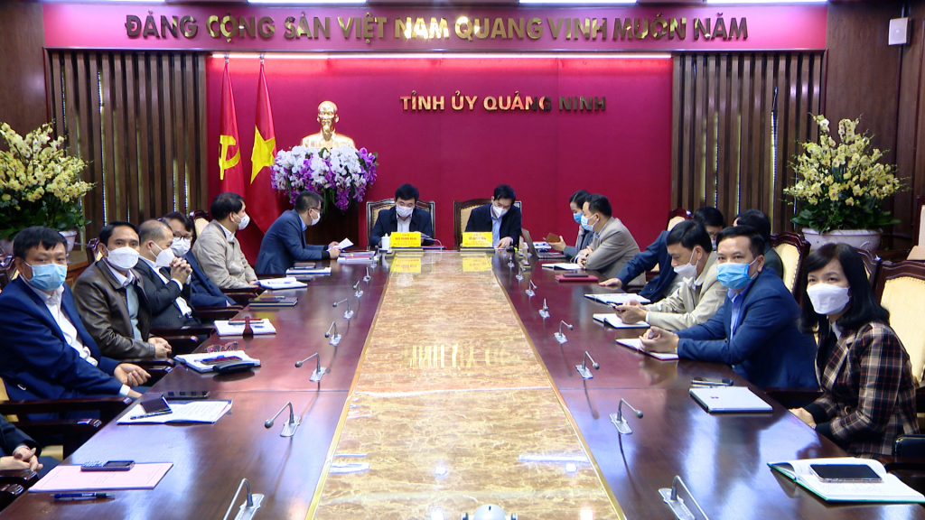Đồng chí Ngô Hoàng Ngân, Phó Bí thư Thường trực Tỉnh ủy, Trưởng đoàn Đại biệu Quốc hội Tỉnh dự hội nghị tại đầu cầu Quảng Ninh