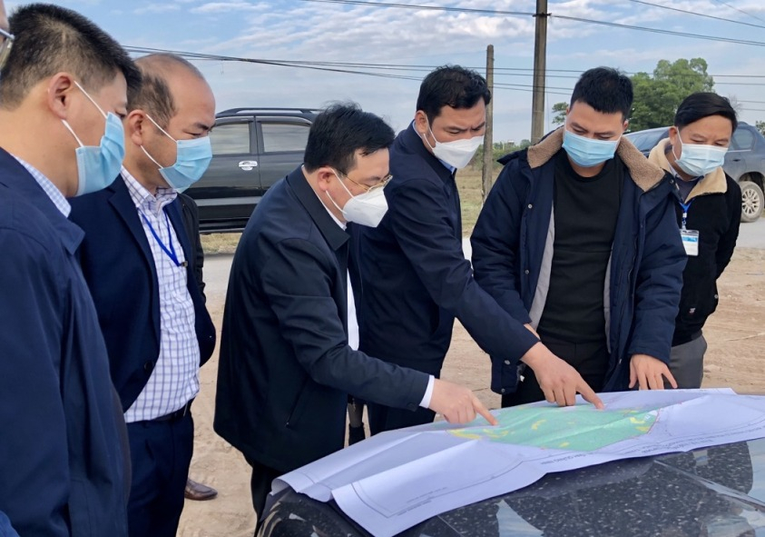 Bí thư Thành ủy Móng Cái, Hoàng Bá Nam (thứ 4, phải sang) kiểm tra công tác GPMB tại phường Hải Hòa.