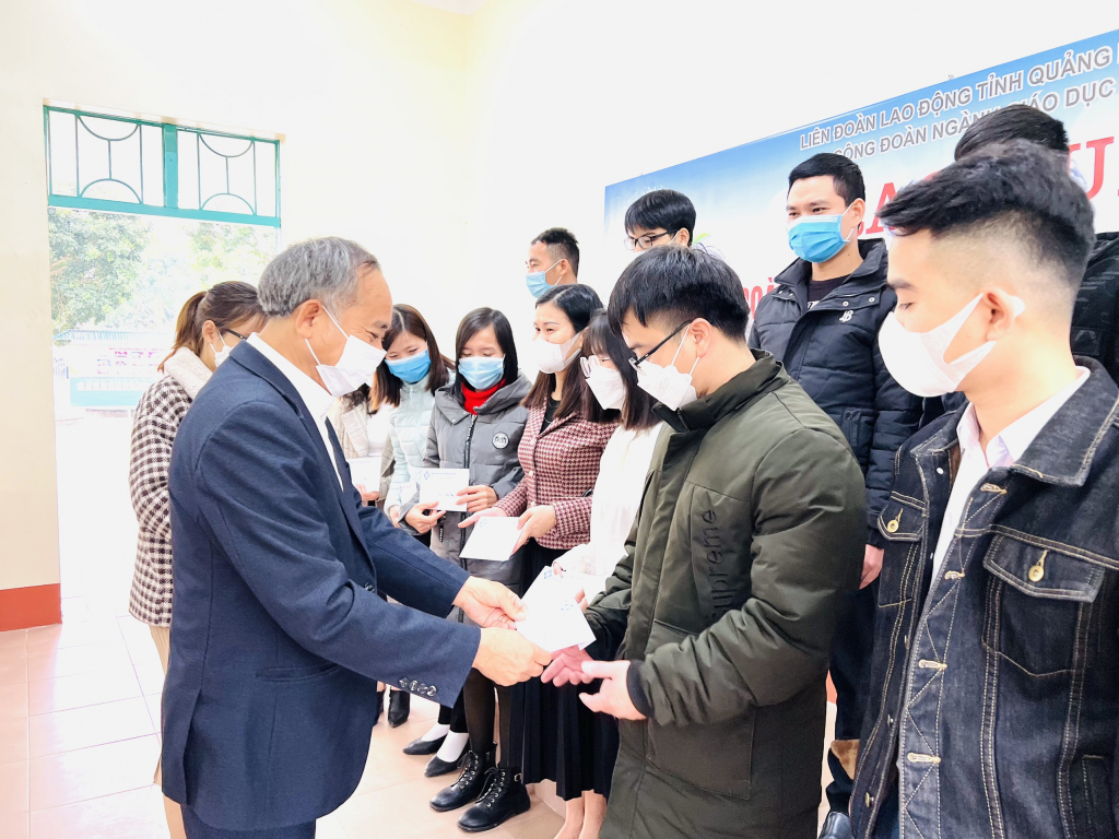 Chủ đầu tư trường THPT Nguyễn Trãi trao quà Tết cho các giáo viên trong trường.