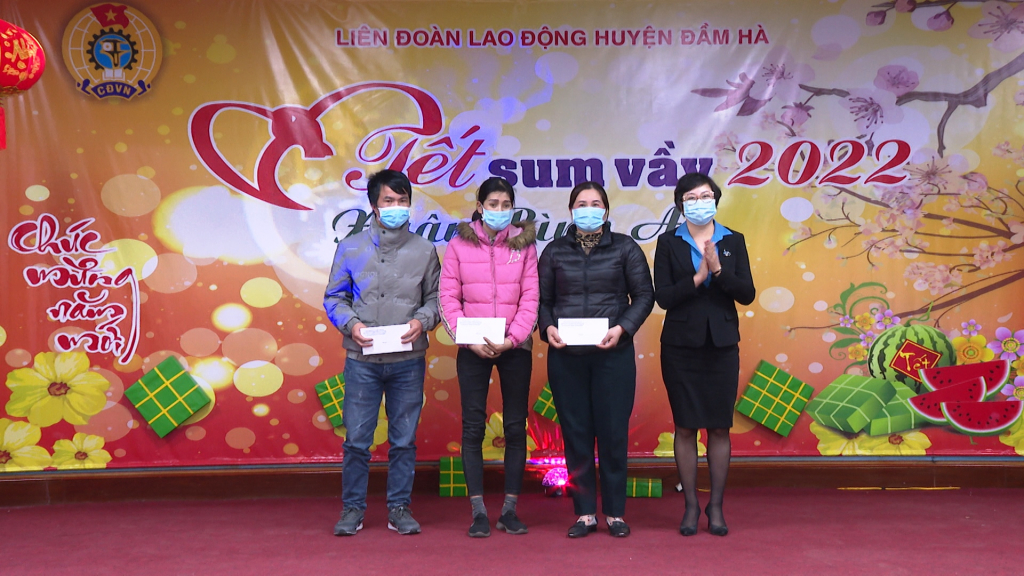 LĐLĐ tỉnh trao quà cho đoàn viên, CNLĐ đặc biệt khó khăn