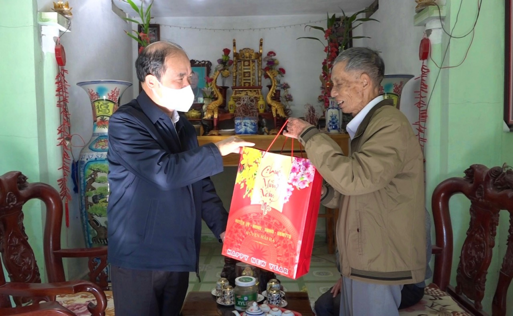 Đồng chí Lưu Văn Thường, Chủ tịch HĐND huyện tặng quà tết cho lãnh thành cách mạng tại khu Đồng Tâm – thị trấn Quảng Hà
