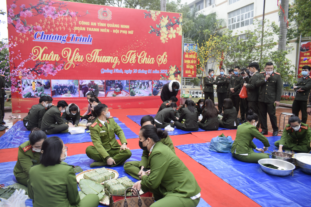 Cán bộ chiến sĩ tham gia gói bánh chưng ủng hộ lực lượng Công an xã tại địa bàn biên giới, hải đảo