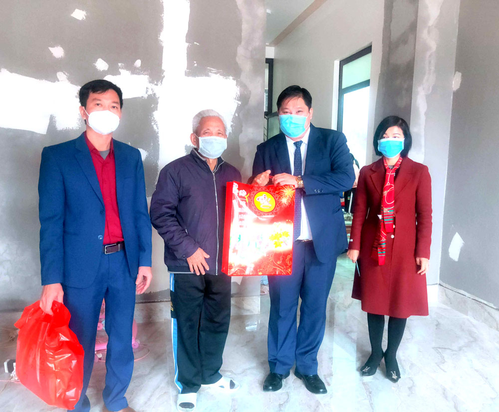 Lãnh đạo huyện Ba Chẽ thực hiện 5k tặng quà tết cho gia đình thương binh ở Nam Hả Ngoài, xã Nam Sơn (Ảnh Bình Minh - Trung tâm TT&VH Ba Chẽ)
