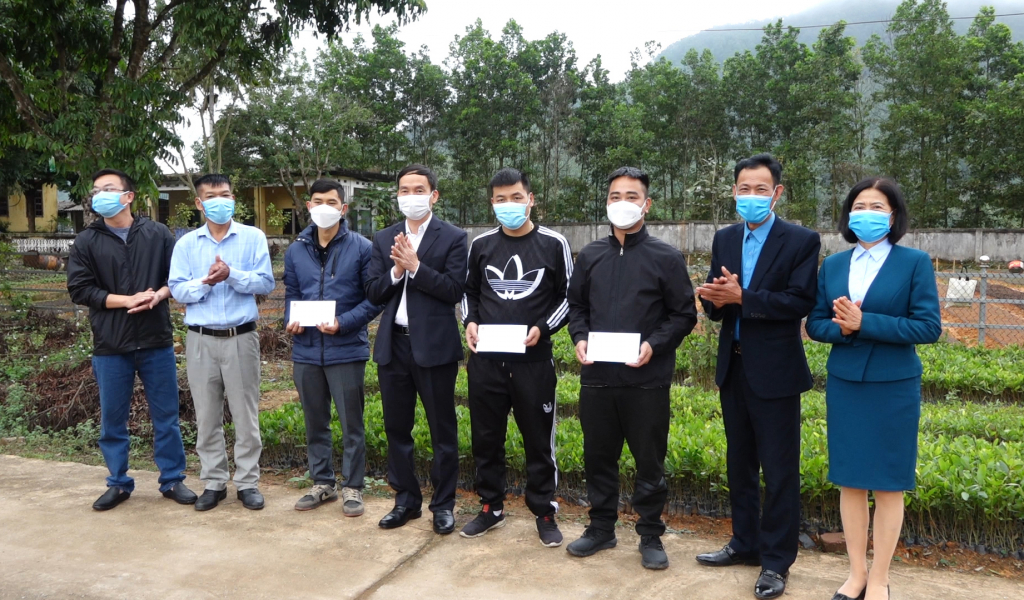 Trao quà Tết cho đoàn viên công đoàn khó khăn Công ty TNHH 1 thành viên Lâm nghiệp Ba Chẽ.