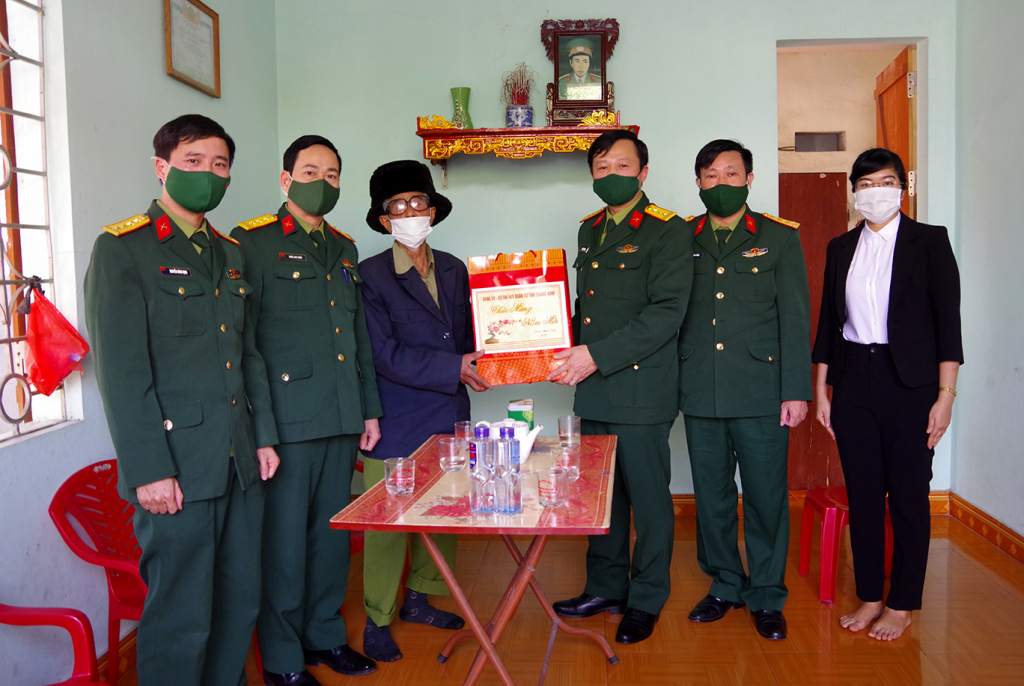 Thượng tá Đỗ Quyết Khoa, Phó Chính ủy Bộ CHQS tỉnh tặng quà cho gia đình ông Bùi Huy Tích, thân nhân Liệt sỹ