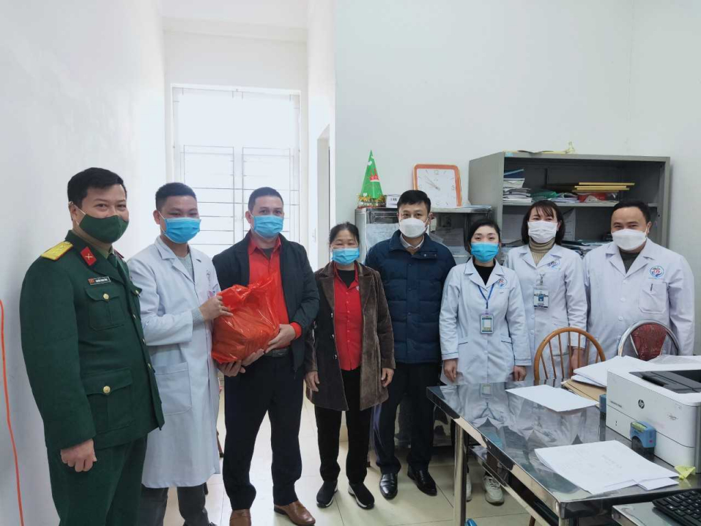 Hội Chữ thập đỏ Ba Chẽ trao bánh chưng cho các y, bác sỹ làm nhiệm vụ trực Tết tại Trung tâm Y tế huyện.