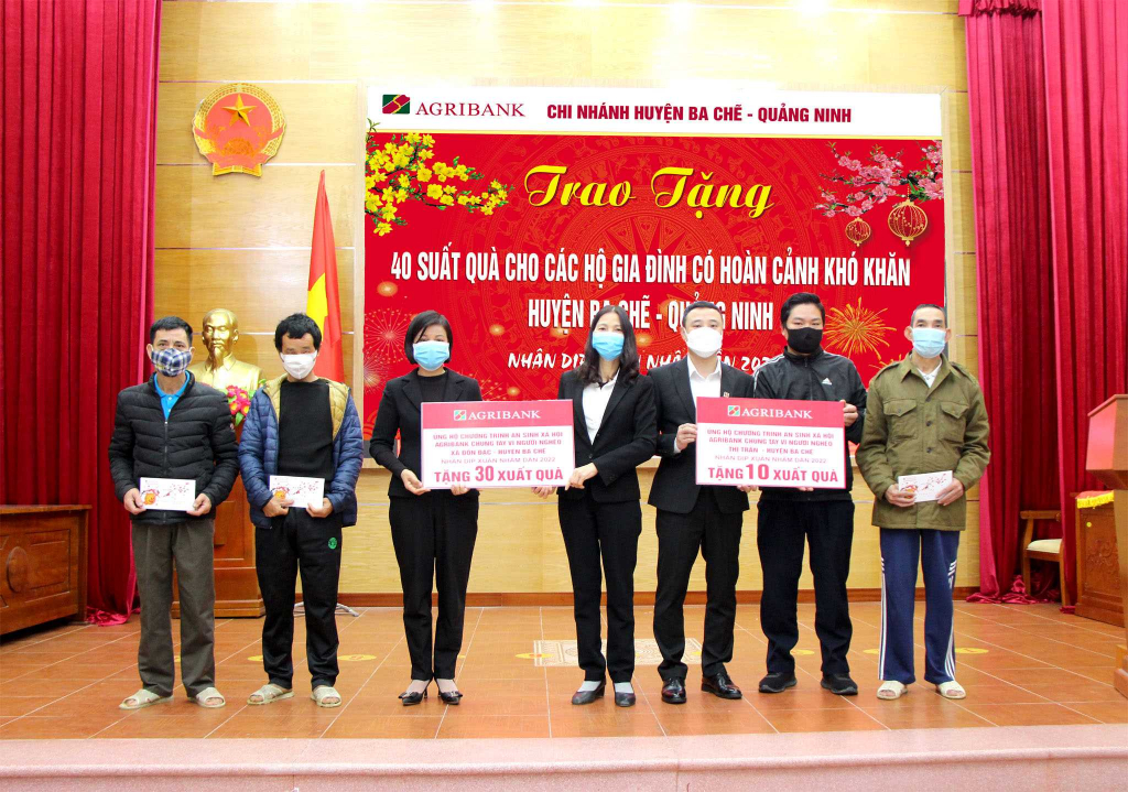 Lãnh đạo Agribank Ba Chẽ thăm hỏi, trao 40 suất quà tết đến người khuyết tật có hoàn cảnh khó khăn trên địa bàn huyện.