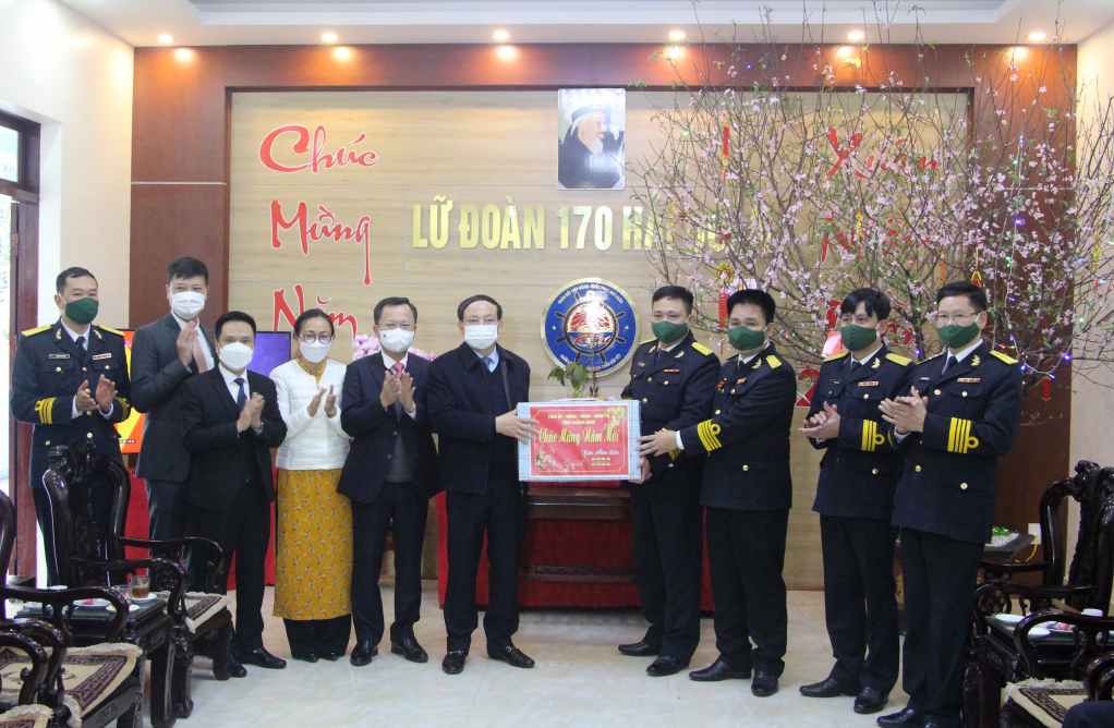 Đồng chí Bí thư Tỉnh ủy đến thăm, chúc Tết Lữ đoàn 170 Hải quân.