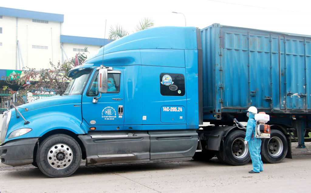 Các doanh nghiệp trong KCN thực hiện phun khử khuẩn phân xưởng, phương tiện ra vào nhà máy.