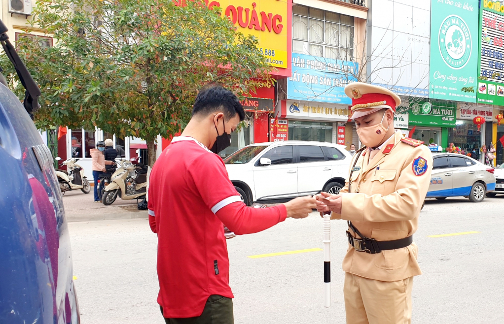 CSGT Công an huyện Vân Đồn kiểm tra hành chính phương tiện lưu thông trên tuyến đường 334, trong dịp Tết Nguyên đán Nhâm Dần 2022.