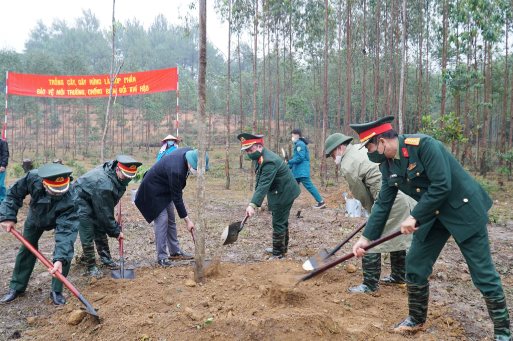 Ngay sau phát động, lãnh đạo các cơ quan, đơn vị, địa phương tham gia trồng cây tại thao trường 493.