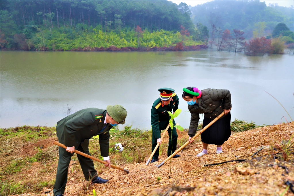 Lực lượng vũ trang và Nhân dân hưởng ứng trồng cây.