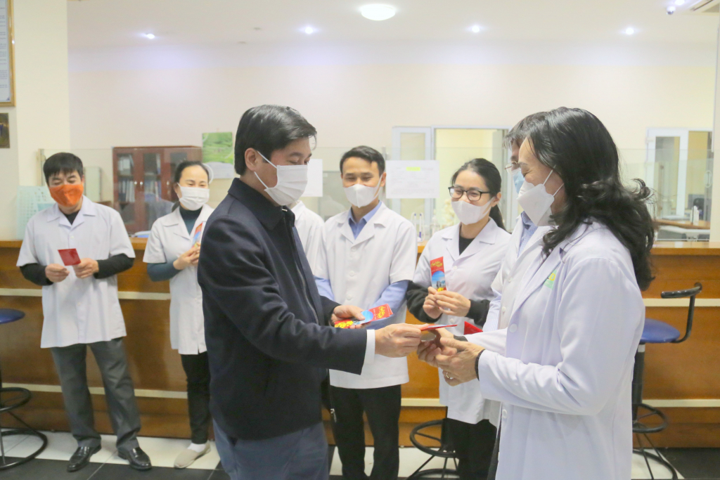 Đồng chí Chủ tịch UBND tỉnh lì xì đầu năm mới cho CBCCVC Ngân hàng Nhà nước chi nhánh Quảng Ninh.