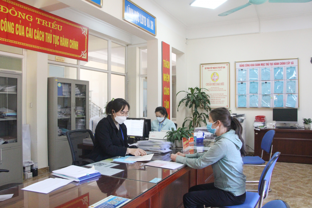 Cán bộ phường Đông Triều (TX Đông Triều) giải quyết TTHC cho người dân.