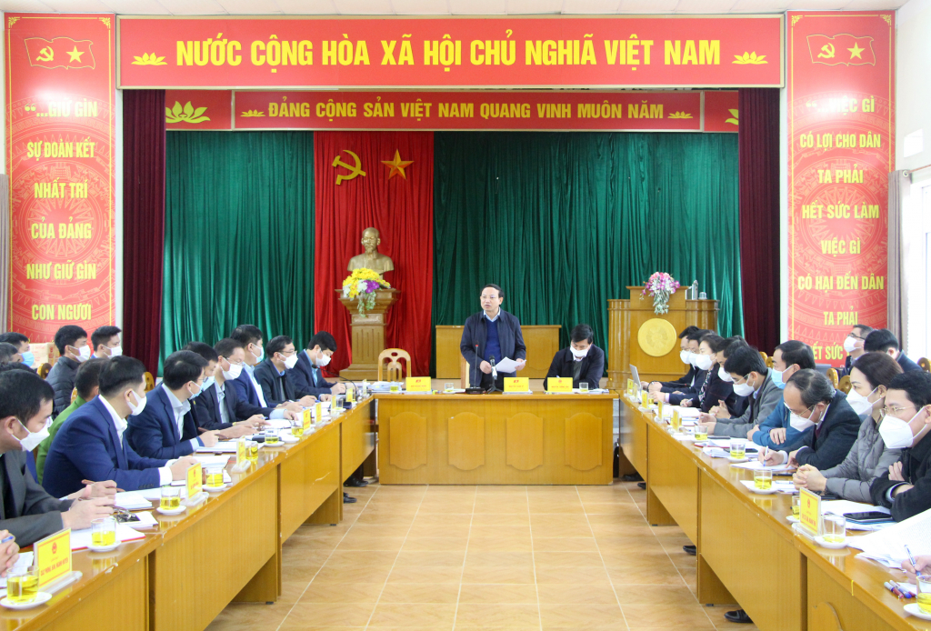 Đồng chí Nguyễn Xuân Ký, Ủy viên Trung ương Đảng, Bí thư Tỉnh ủy, Chủ tịch HĐND tỉnh phát biểu tại buổi làm việc với xã Lương Mông, huyện Ba Chẽ.