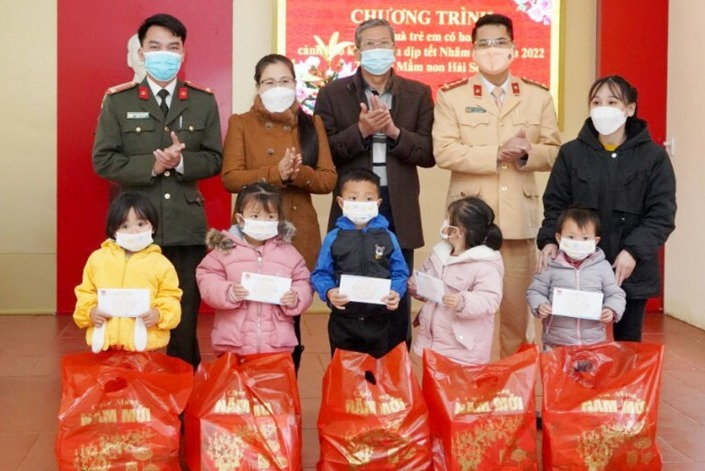 Đoàn Thanh niên Công an TP móng Cái) tặng quà Tết Nguyên đán 2022 cho học sinh Trường Mầm non Hải Sơn có hoàn cảnh khó khăn.