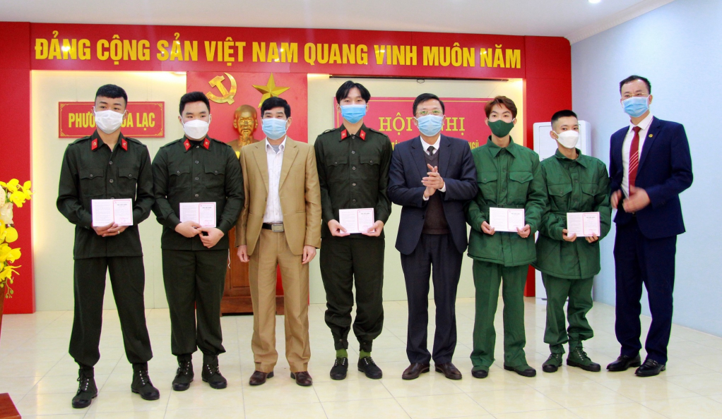 Phường Hòa Lạc (TP Móng Cái) gặp mặt, tặng quà động viên các tân binh trước khi lên đường nhập ngũ 2022.