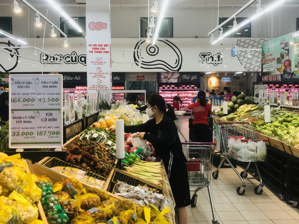 Người dân tấp nập mua hàng tại siêu thị GO Hạ Long.
