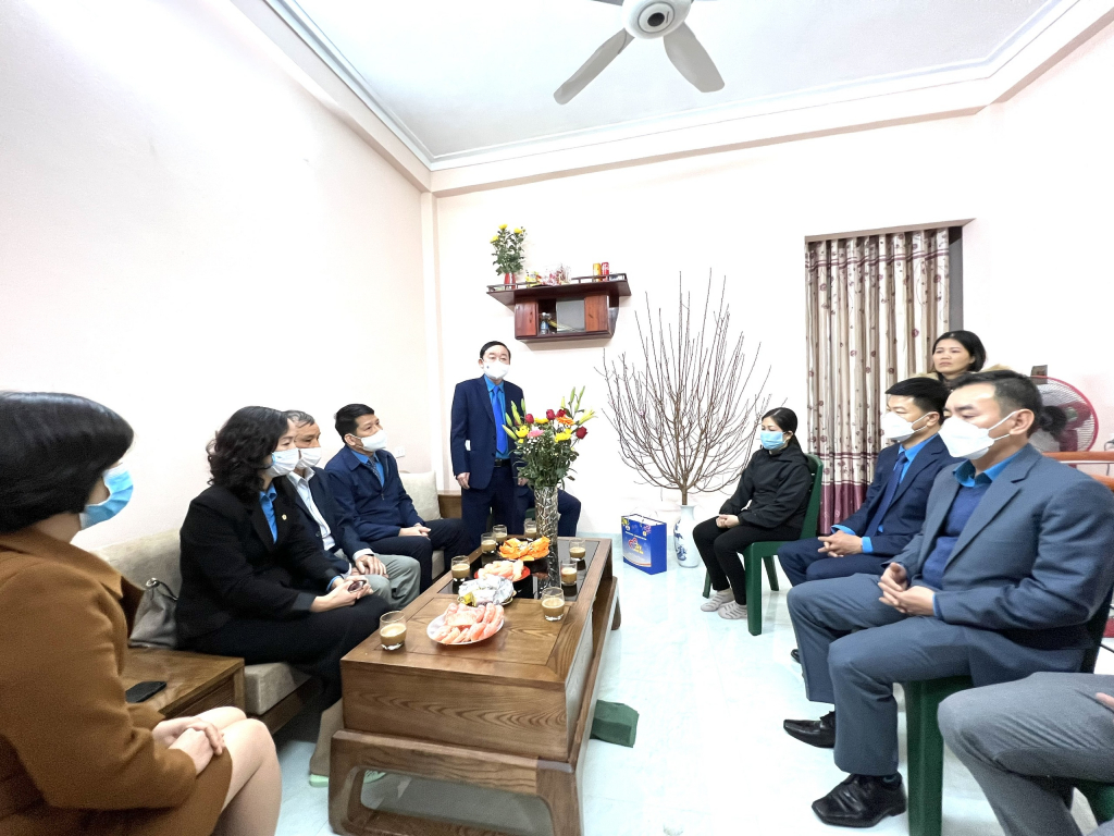 Công đoàn TKV và Công đoàn Công ty CP Than Núi Béo thăm và trao hỗ trợ xây Mái ấm công đoàn cho gia đình chị Nguyễn Thị Hạnh, công nhân phân xưởng Vận tải giếng đứng.
