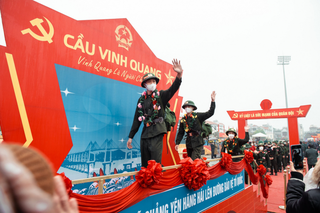 Tân binh CAND TX Quảng Yên hăng hái lên đường nhập ngũ.