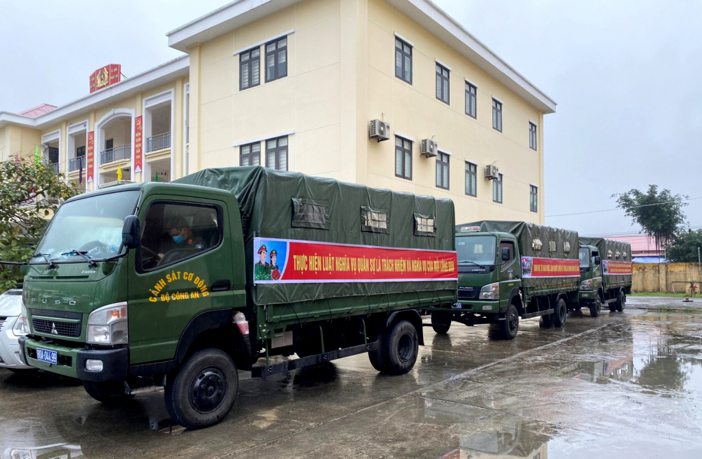 Các đơn vị bố trí phương tiện đưa tân binh về đơn vị huấn luyện.