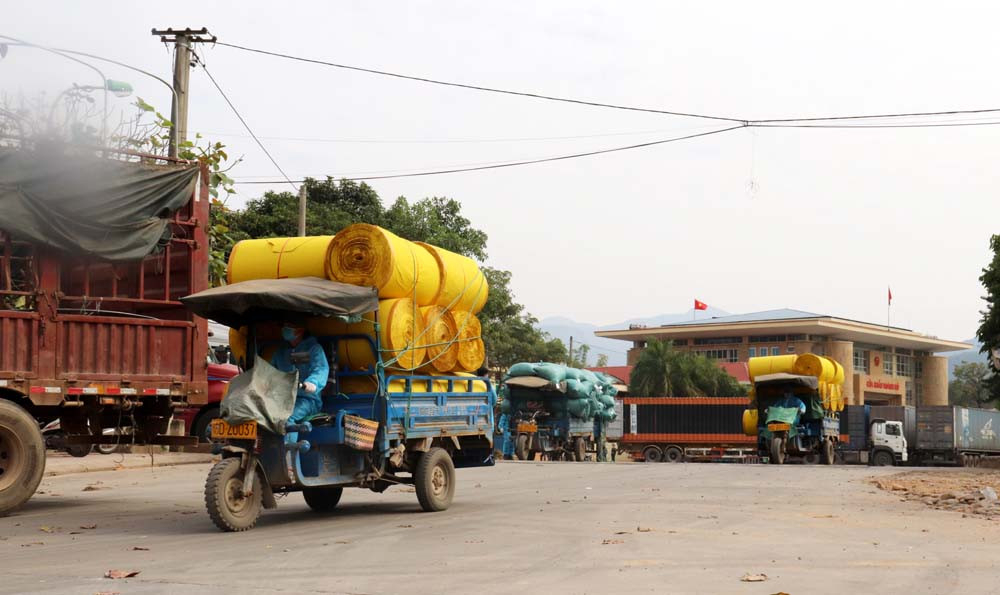 Bình Liêu tập trung khai thác thế mạnh về kinh tế biên mậu, du lịch. (Trong ảnh Cửa khẩu Hoành Mô được nâng cấp, mở rộng). Ảnh: Tạ Quân
