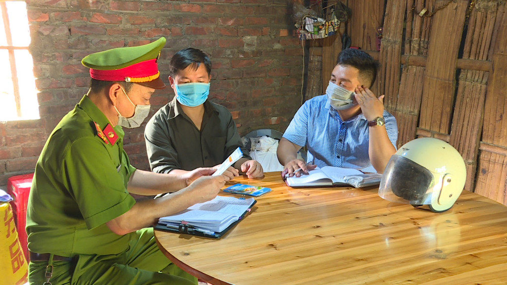 Công an xã Đồng Văn (Bình Liêu) tuyên truyền pháp luật đến các hộ dân trong xã. Ảnh Nguyễn Duy