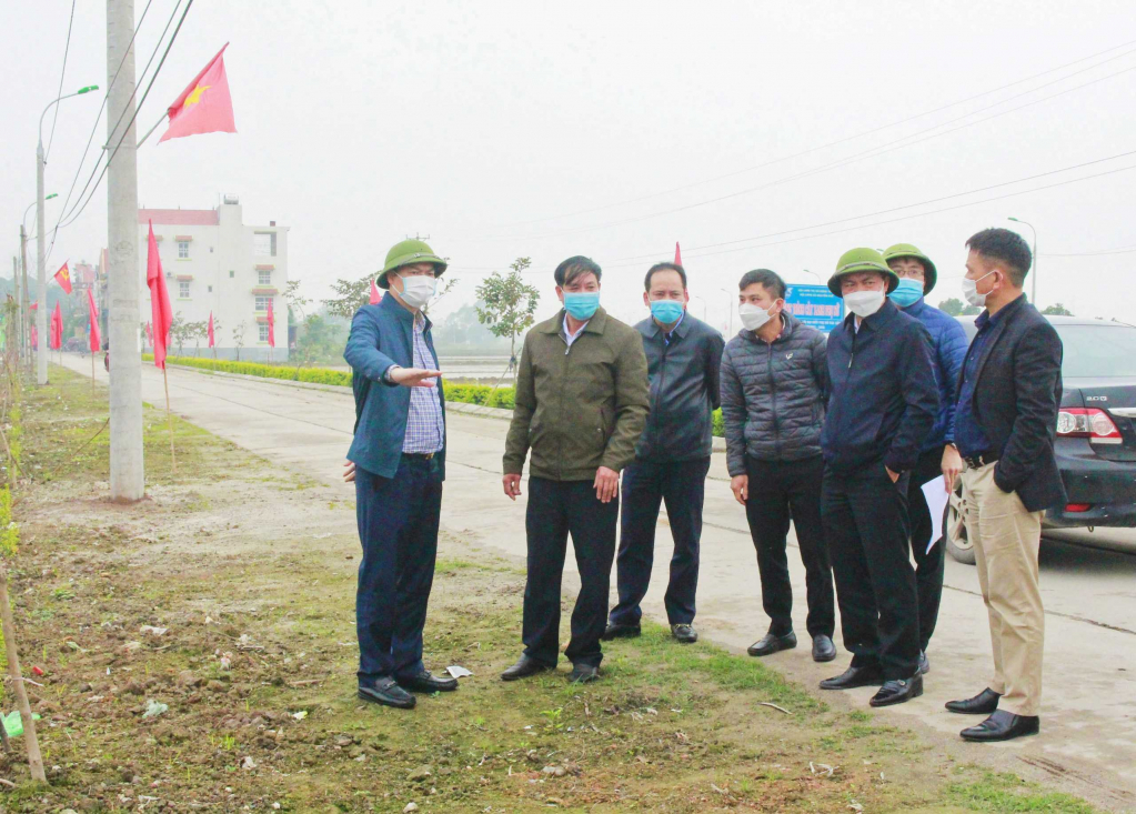 Lãnh đạo thị xã Đông Triều đi kiểm tra các dự án, công trình đề xuất khởi công mới năm 2022 (Ảnh: Đinh Yến-CTV).