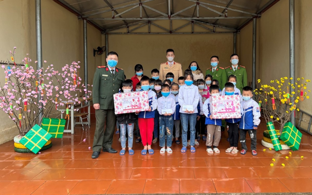 Công an huyện Hải Hà tặng quà cho các cháu học sinh điểm trường Bảy Cửa, xã Quảng Sơn, huyện Hải Hà.