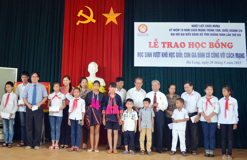 Hội Khuyến học tỉnh trao học bổng cho học sinh vượt khó học giỏi, con gia đình có công với cách mạng.